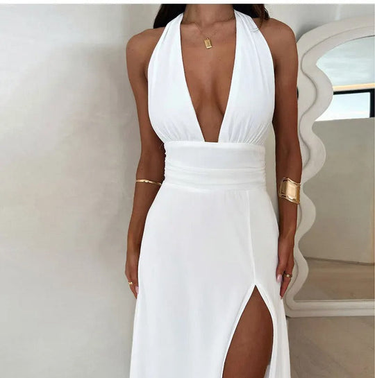 Tief ausgeschnittenes Halterkleid mit Schlitz