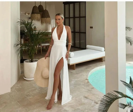 Tief ausgeschnittenes Halterkleid mit Schlitz