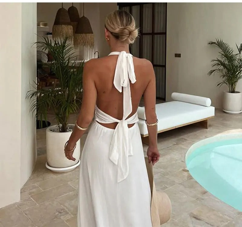 Tief ausgeschnittenes Halterkleid mit Schlitz