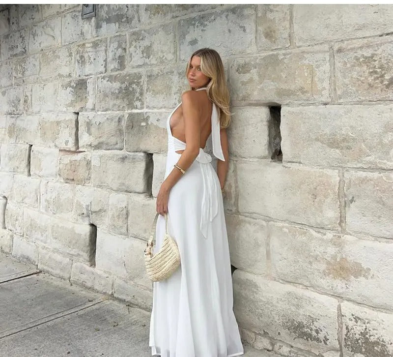 Tief ausgeschnittenes Halterkleid mit Schlitz