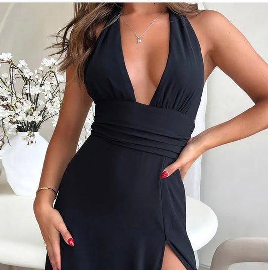 Tief ausgeschnittenes Halterkleid mit Schlitz