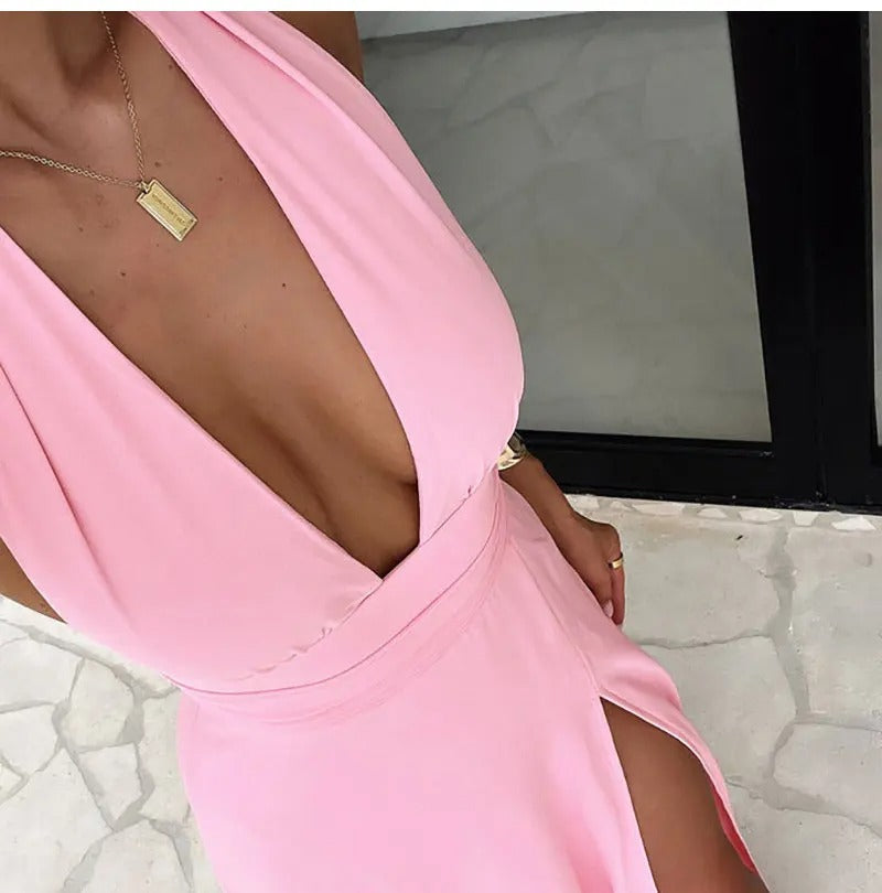 Tief ausgeschnittenes Halterkleid mit Schlitz