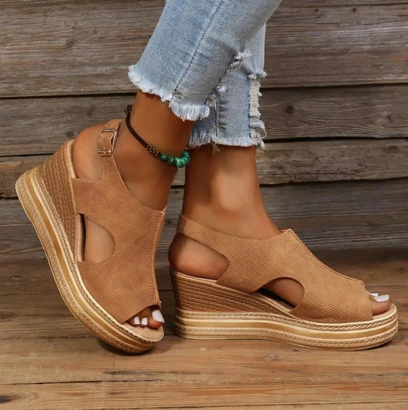 Schnallen Keilsandalen