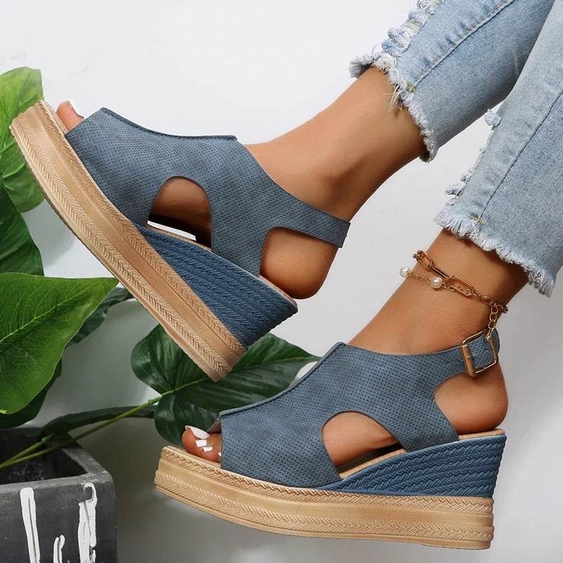 Schnallen Keilsandalen