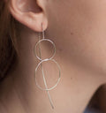 Silberfarbene Durchzieher-Ohrringe mit verschlungenen Ringen | Shop Nory