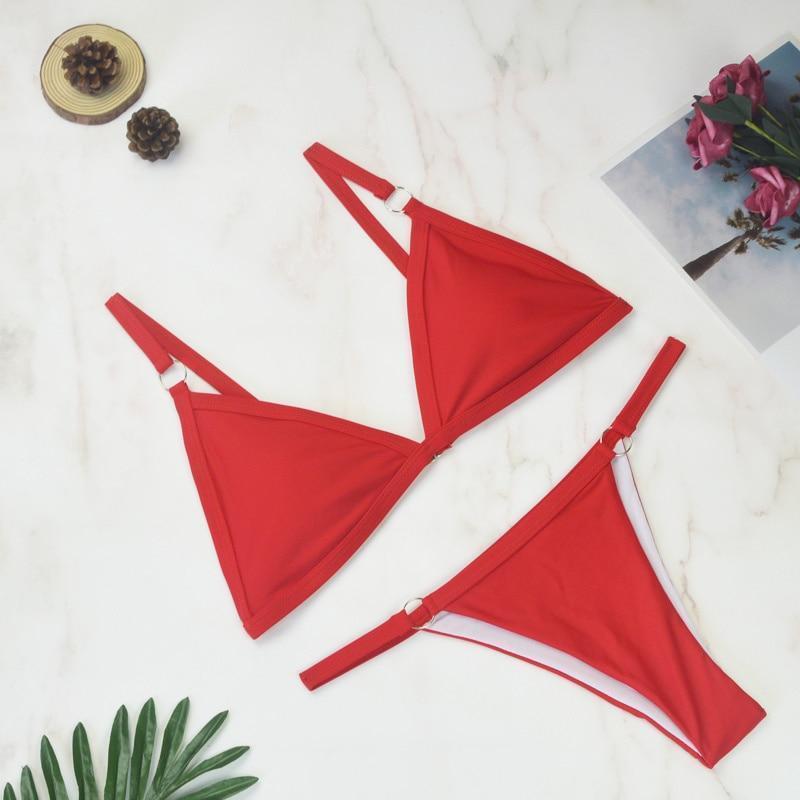 Zweiteiliger Bikini-Badeanzug mit goldfarbigen Metallringen und dreieckigen Körbchen