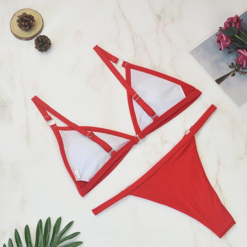 Zweiteiliger Bikini-Badeanzug mit goldfarbigen Metallringen und dreieckigen Körbchen