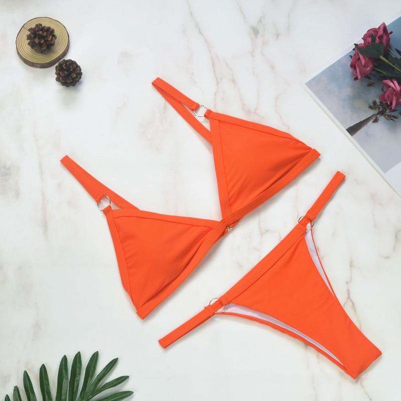 Zweiteiliger Bikini-Badeanzug mit goldfarbigen Metallringen und dreieckigen Körbchen