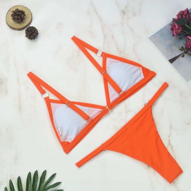 Zweiteiliger Bikini-Badeanzug mit goldfarbigen Metallringen und dreieckigen Körbchen