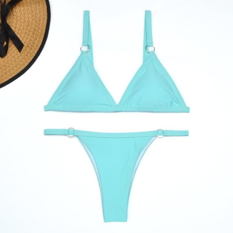 Zweiteiliger Bikini-Badeanzug mit goldfarbigen Metallringen und dreieckigen Körbchen