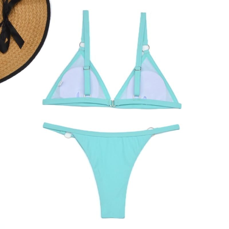 Zweiteiliger Bikini-Badeanzug mit goldfarbigen Metallringen und dreieckigen Körbchen