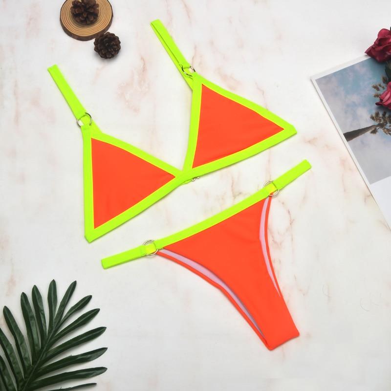 Zweiteiliger Bikini-Badeanzug mit goldfarbigen Metallringen und dreieckigen Körbchen