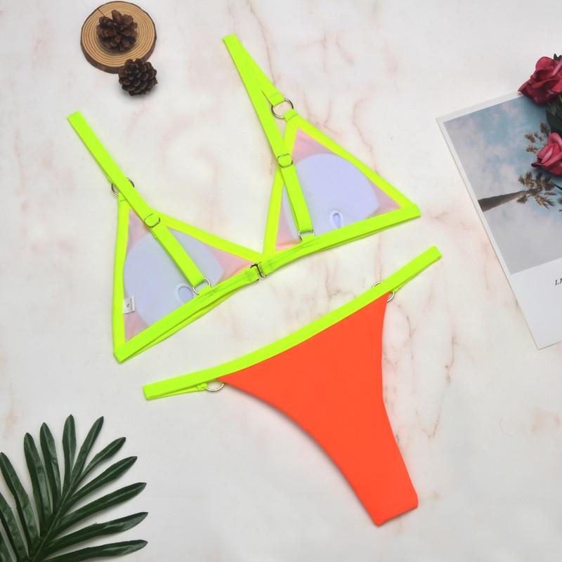Zweiteiliger Bikini-Badeanzug mit goldfarbigen Metallringen und dreieckigen Körbchen
