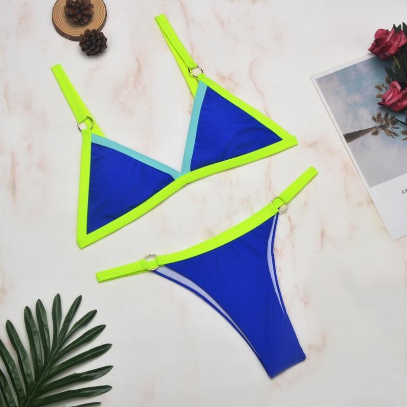 Zweiteiliger Bikini-Badeanzug mit goldfarbigen Metallringen und dreieckigen Körbchen