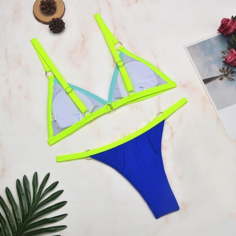 Zweiteiliger Bikini-Badeanzug mit goldfarbigen Metallringen und dreieckigen Körbchen