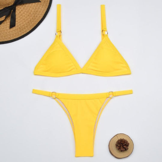 Zweiteiliger Bikini-Badeanzug mit goldfarbigen Metallringen und dreieckigen Körbchen
