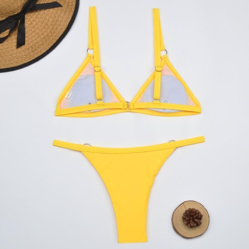 Zweiteiliger Bikini-Badeanzug mit goldfarbigen Metallringen und dreieckigen Körbchen