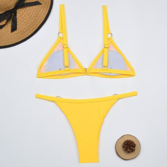 Zweiteiliger Bikini-Badeanzug mit goldfarbigen Metallringen und dreieckigen Körbchen