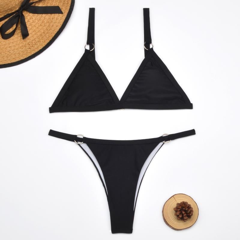Zweiteiliger Bikini-Badeanzug mit goldfarbigen Metallringen und dreieckigen Körbchen