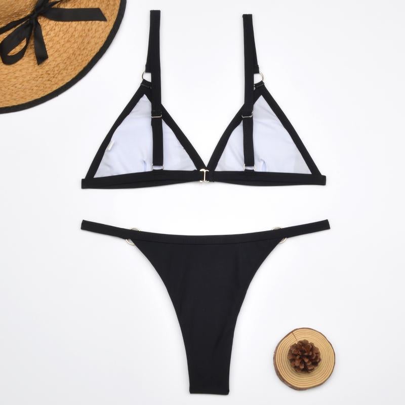 Zweiteiliger Bikini-Badeanzug mit goldfarbigen Metallringen und dreieckigen Körbchen