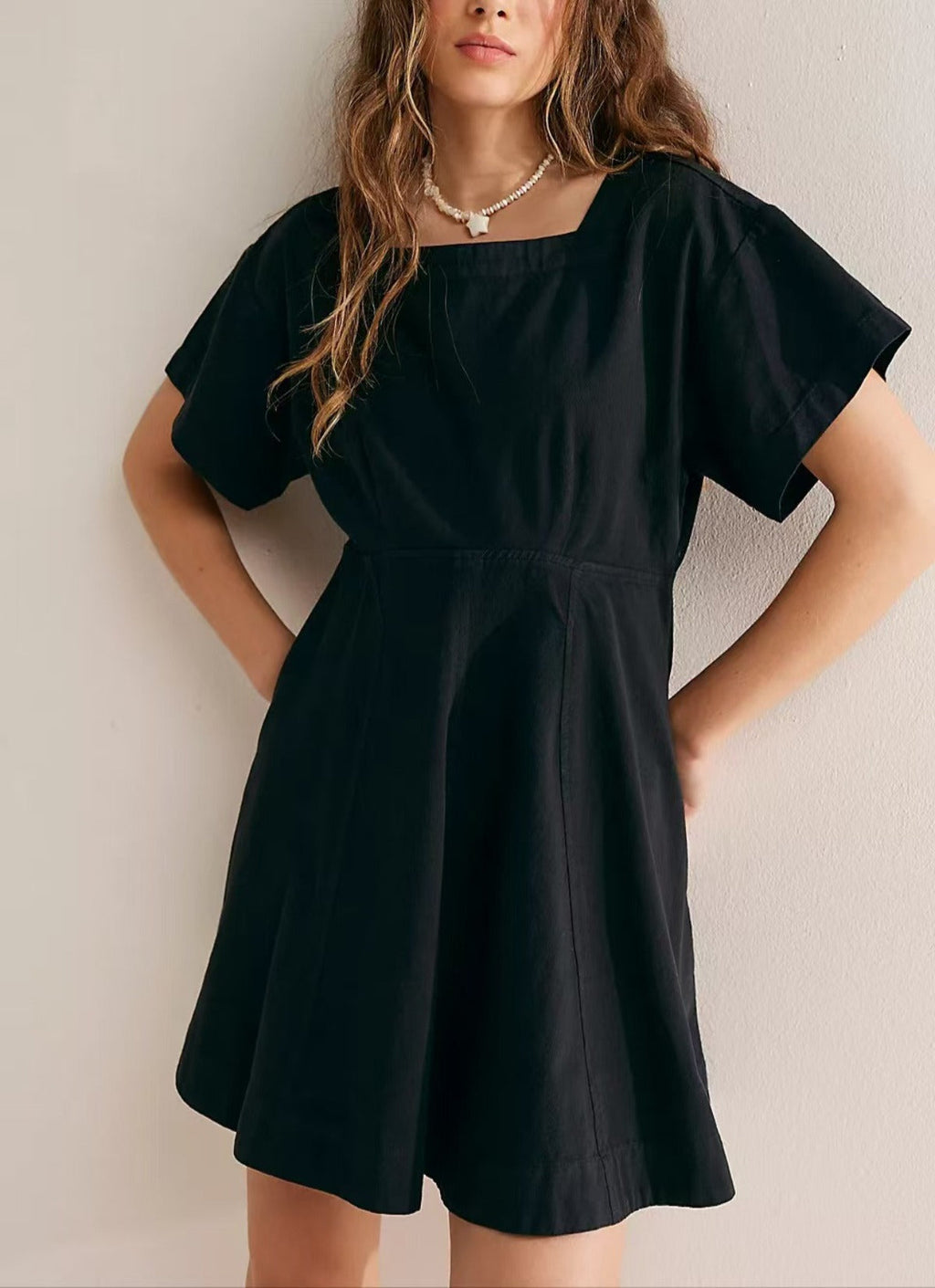 Freizeitkleid mit quadratischem Ausschnitt und Knöpfen