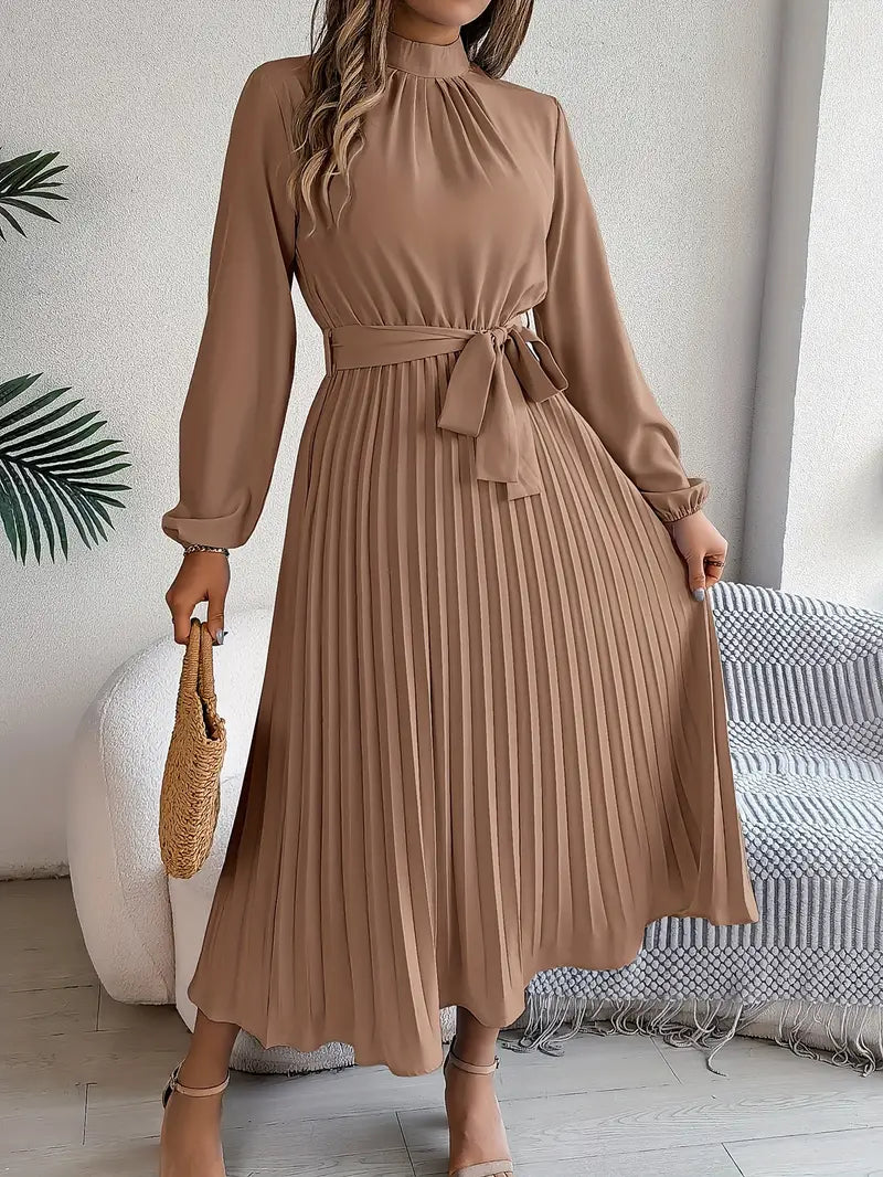 Einfarbiges kleid mit stehkragen und faltengürtel