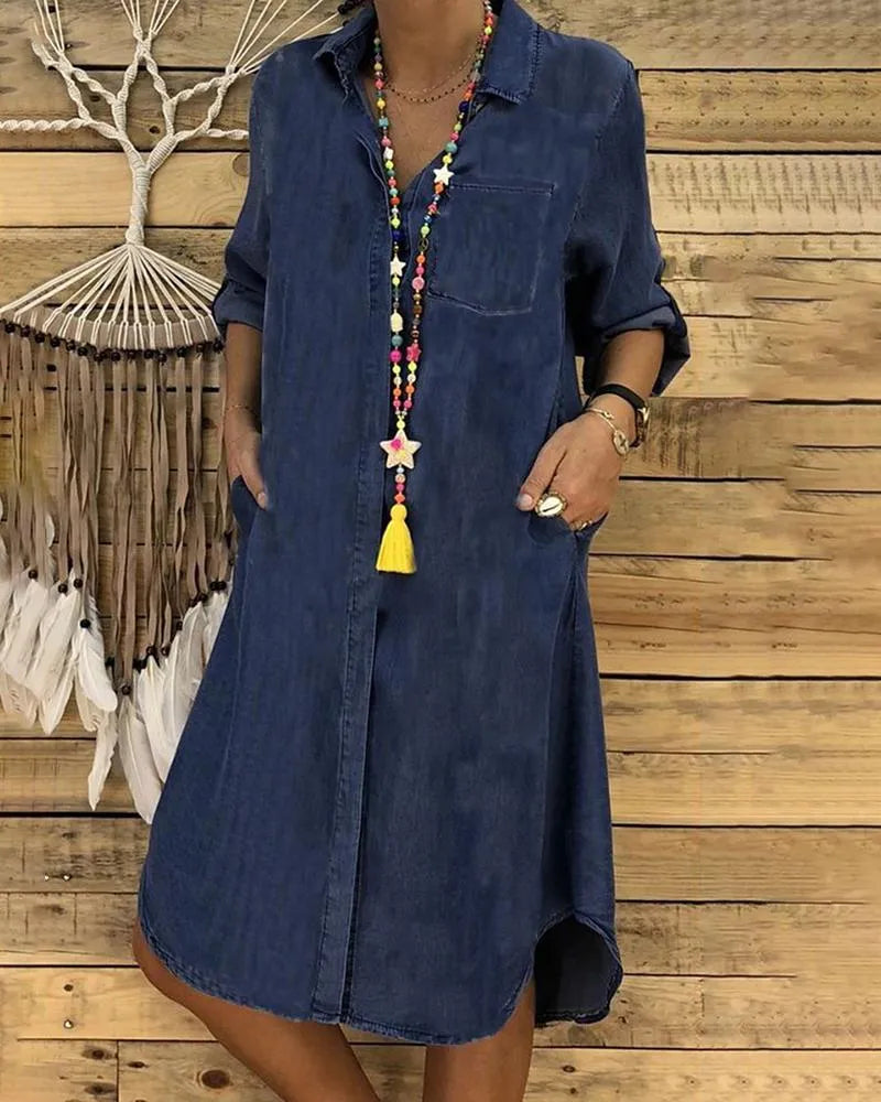 Jeans Midi-Kleid mit Umgeschlagenen Ärmeln und Brusttasche.
