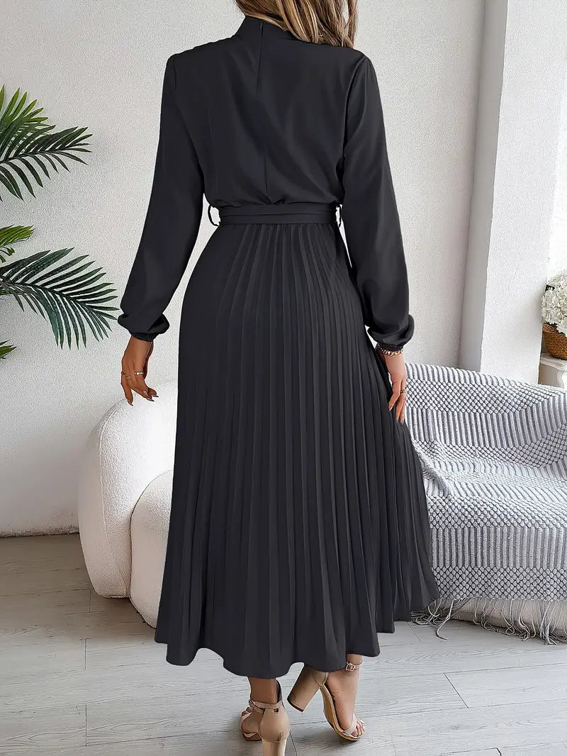 Schlichtes Kleid mit Stehkragen und Plissiertem Gürtel