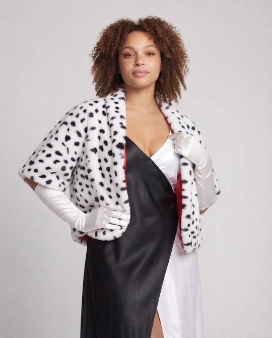 Damen glamouröses Kostüm mit einem eleganten Pelzüberwurf Shop Nory