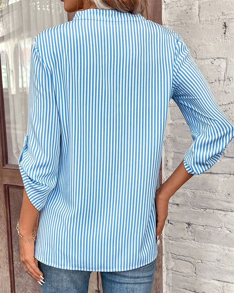 Gestreiftes Shirt mit V-Ausschnitt und Brusttasche