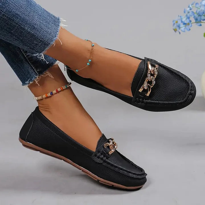Slipper aus Leder mit klobigen Kettendetails