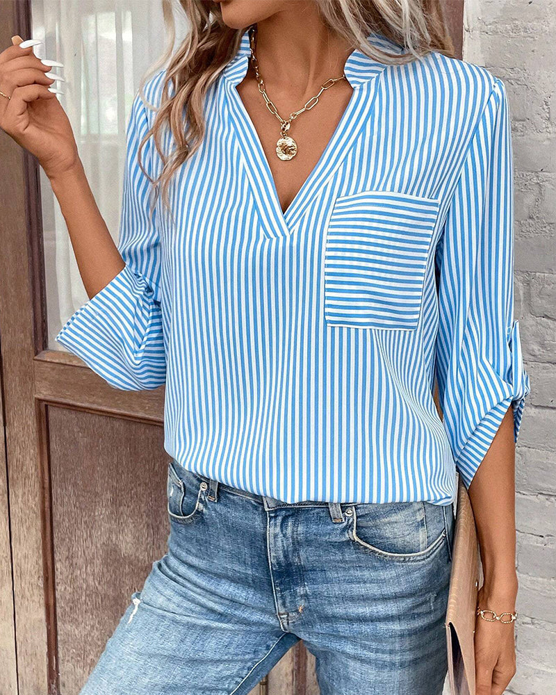 Gestreiftes Shirt mit V-Ausschnitt und Brusttasche