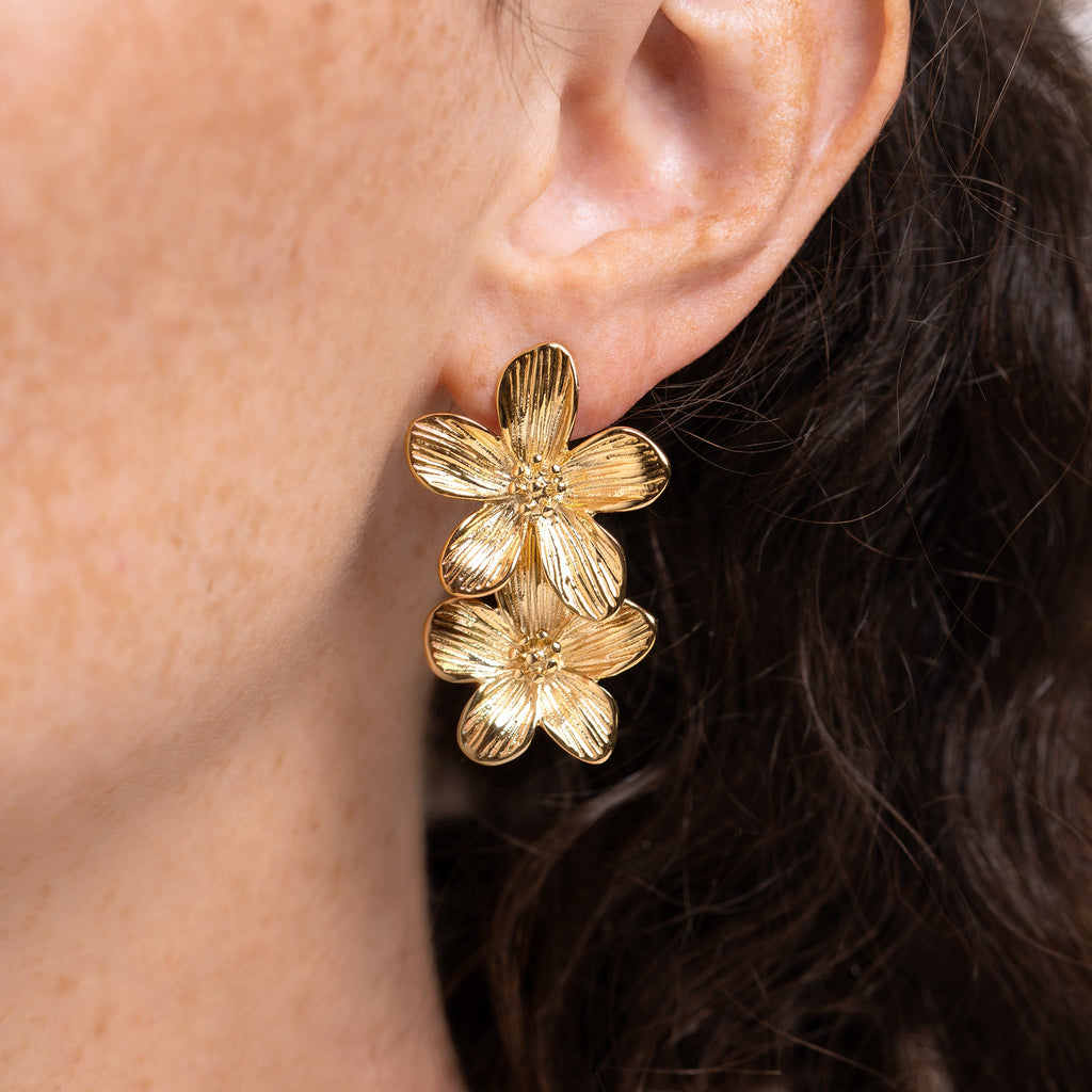 Doppelte Blumen-Ohrringe in goldfarbenem Edelstahl – Elegante goldene Blüten für einen raffinierten Look | Shop Nory