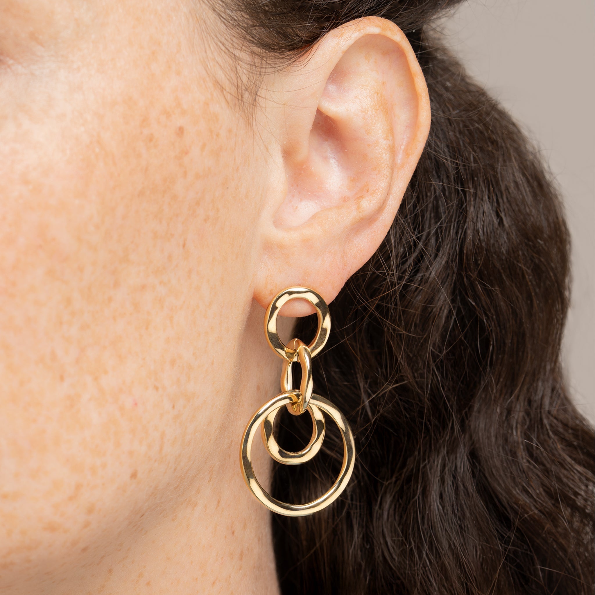 Goldfarbene Edelstahl-Ohrringe – Hängende Kreise, modernes Design | Shop Nory