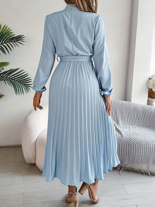 Schlichtes Kleid mit Stehkragen und Plissiertem Gürtel