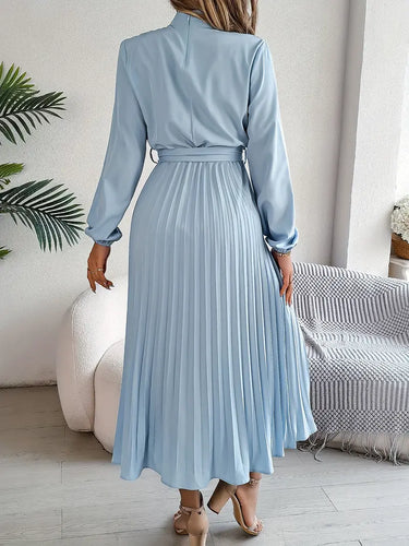 Schlichtes Kleid mit Stehkragen und Plissiertem Gürtel