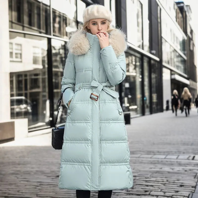 Damen lange Winterjacke mit Pelzmütze und Gürtel