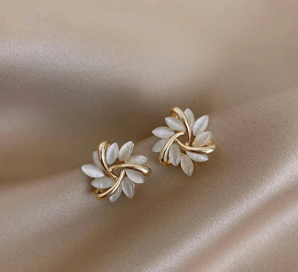 Elegante und exquisite goldene Opal-Blumen-Kreis-Stift-Ohrstecker