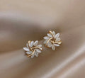 Elegante und exquisite goldene Opal-Blumen-Kreis-Stift-Ohrstecker