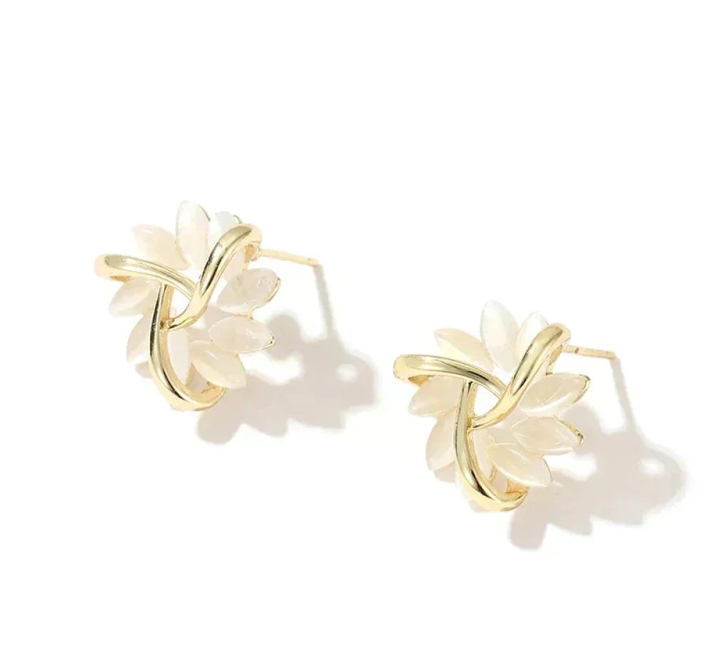 Elegante und exquisite goldene Opal-Blumen-Kreis-Stift-Ohrstecker