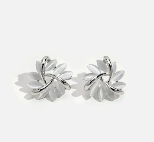 Elegante und exquisite goldene Opal-Blumen-Kreis-Stift-Ohrstecker
