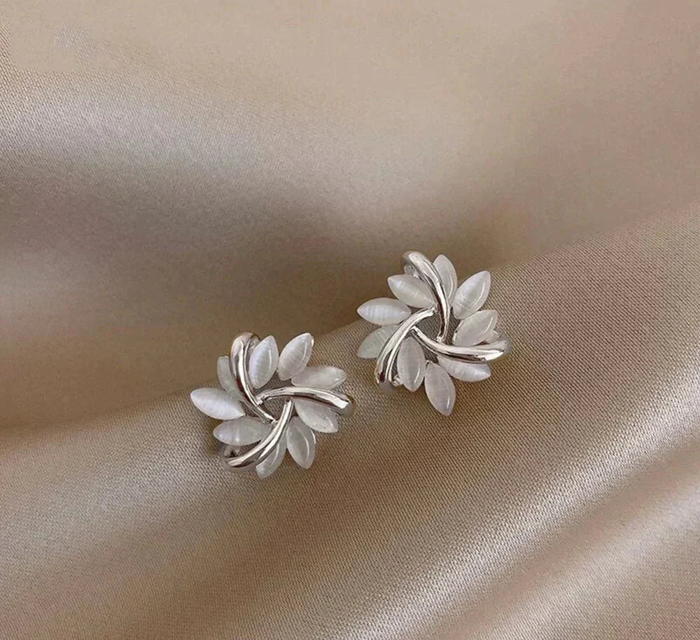 Elegante und exquisite goldene Opal-Blumen-Kreis-Stift-Ohrstecker