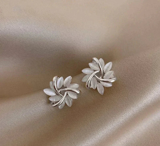 Elegante und exquisite goldene Opal-Blumen-Kreis-Stift-Ohrstecker