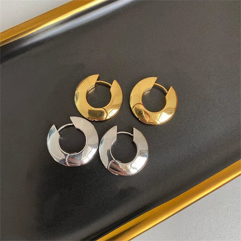 Elegante geometrische glänzende Creolen | Shop Nory