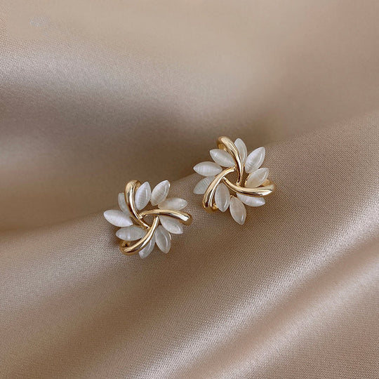 Runde Opal-Blumen-Ohrstecker in Gold - Amara | Shop Nory