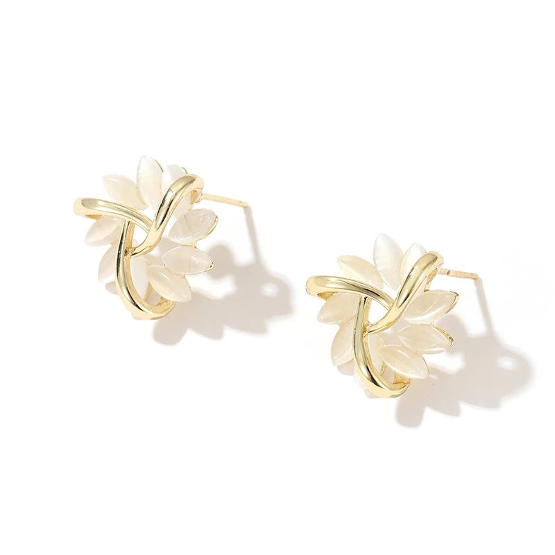 Runde Opal-Blumen-Ohrstecker in Gold - Amara | Shop Nory