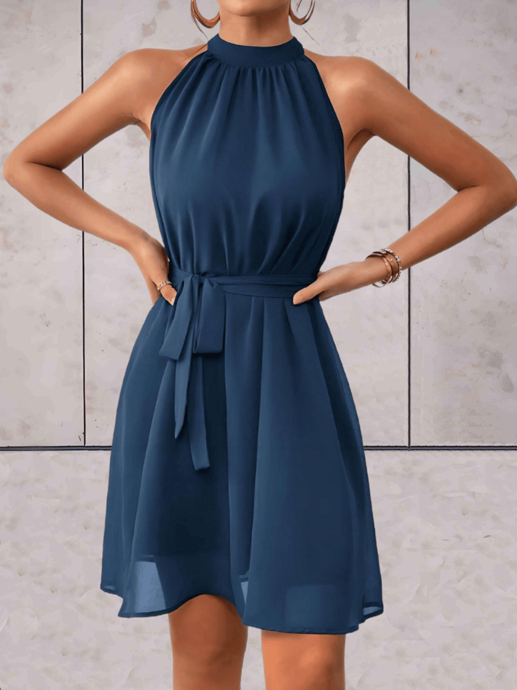 Danes Mini Kleid Einfarbiges Ärmelloses Kleid mit Rundhalsausschnitt und Bindegürtel