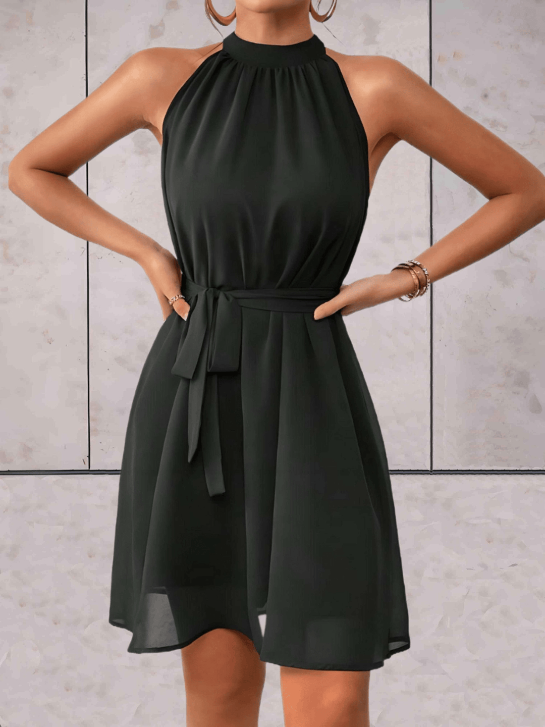 Danes Mini Kleid Einfarbiges Ärmelloses Kleid mit Rundhalsausschnitt und Bindegürtel