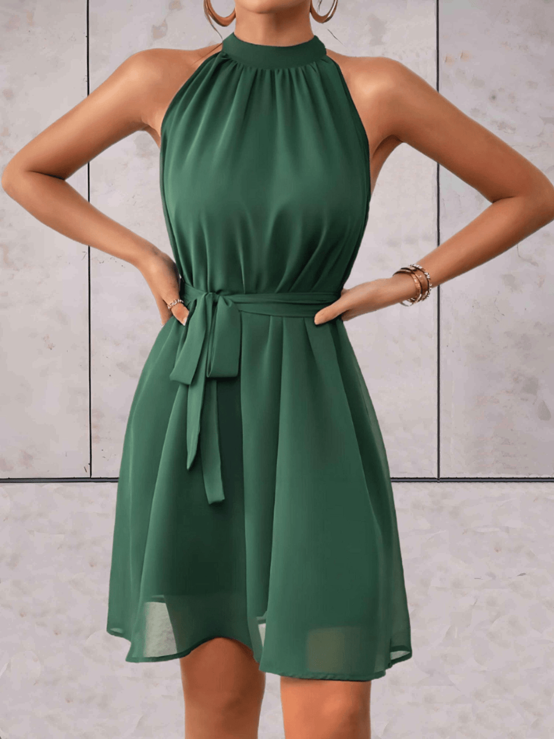 Danes Mini Kleid Einfarbiges Ärmelloses Kleid mit Rundhalsausschnitt und Bindegürtel