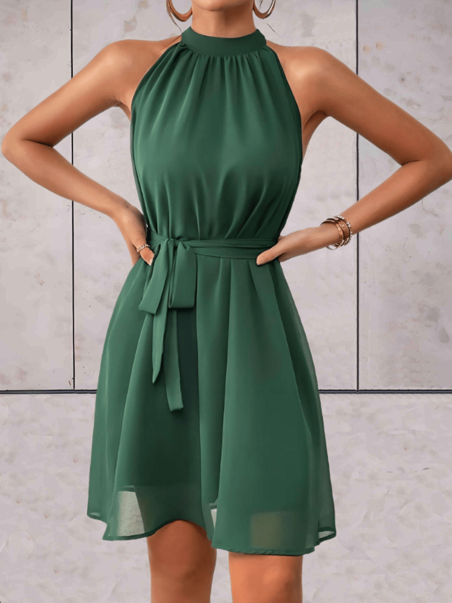 Danes Mini Kleid Einfarbiges Ärmelloses Kleid mit Rundhalsausschnitt und Bindegürtel